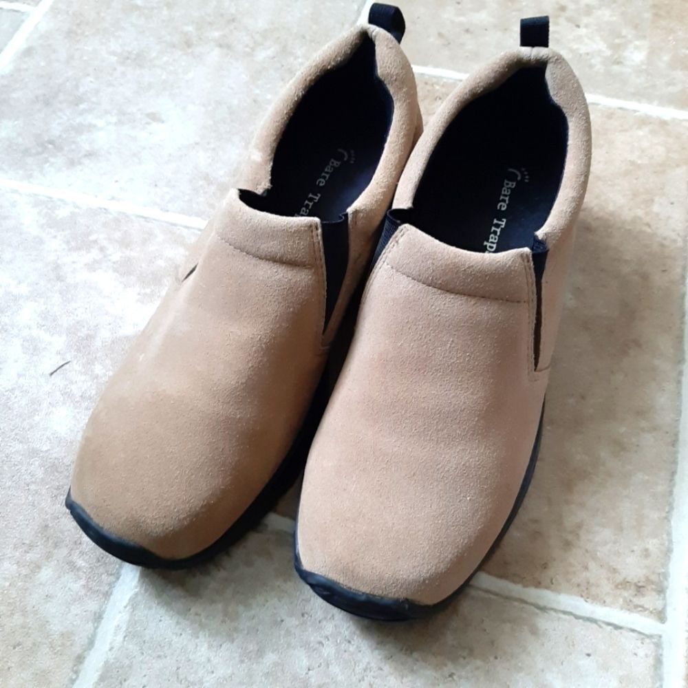 Bare Traps Winona Suede Leather Cream Tan Size 7.5 left Size 8 right